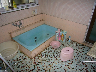 浴室 アライズ タイル貼りの寒い風呂がユニットバスで暖かいキレイな浴室に変身です枚方 一戸建て バリアフリー 使い易さ 高齢者対策 リフォーム事例 Lixilリフォームネット