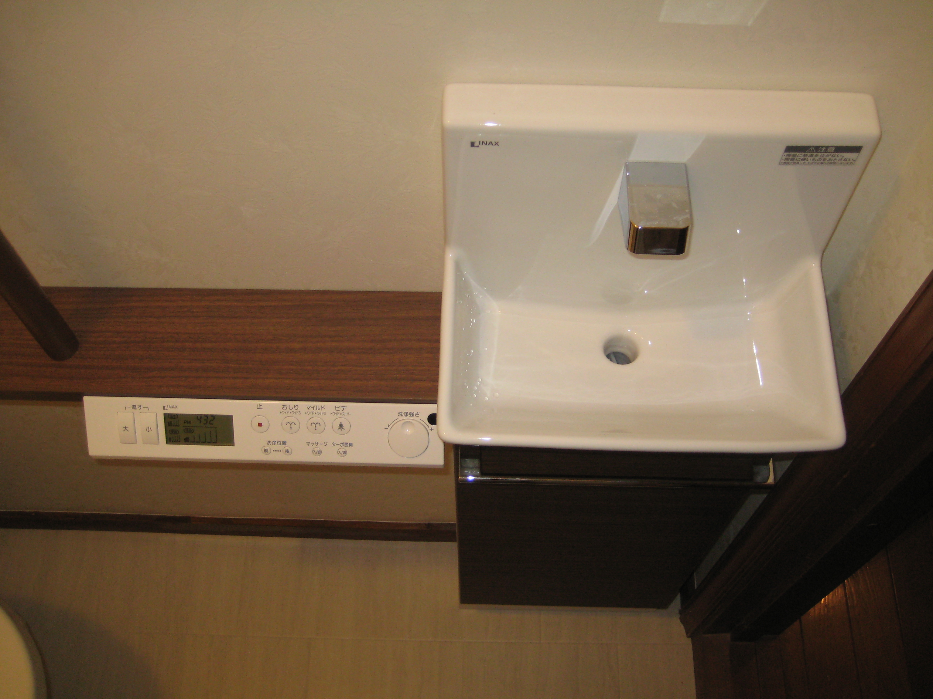 トイレリフォーム タンクレストイレに自動水栓式手洗いカウンター 一戸建て リフォーム事例 Lixilリフォームネット
